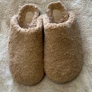 NWOB INTENTIONALLY BLANK Cozy Faux Fur Shearling-Like Slip-On, Camel, Size 7-8